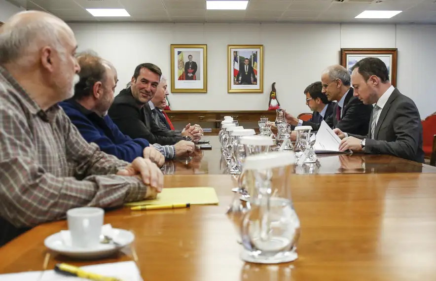 El Govern es va reunir dimarts amb els agents econòmics i els sindicats per presentar les mesures socials.