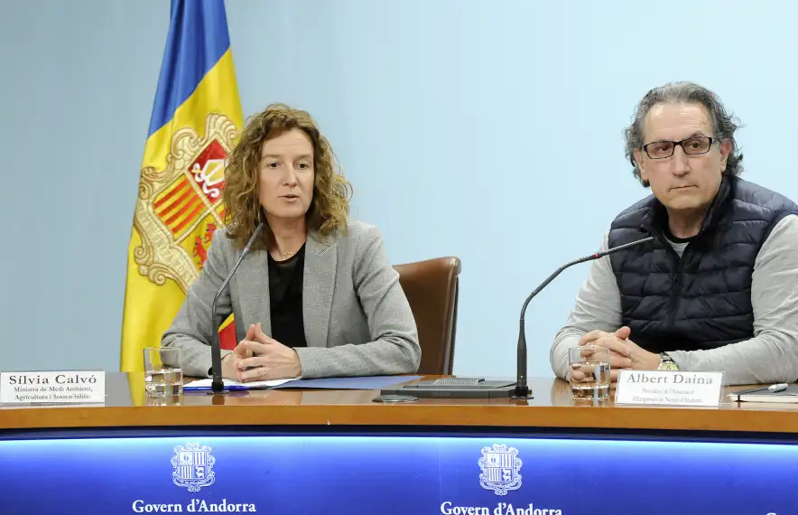 La ministra de Medi Ambient, Agricultura i Sostenibilitat, Sílvia Calvó, i el president de l'Associació d'Empreses de Neteja d'Andorra (AENA), Albert Daina, signen el conveni aquest dimarts.