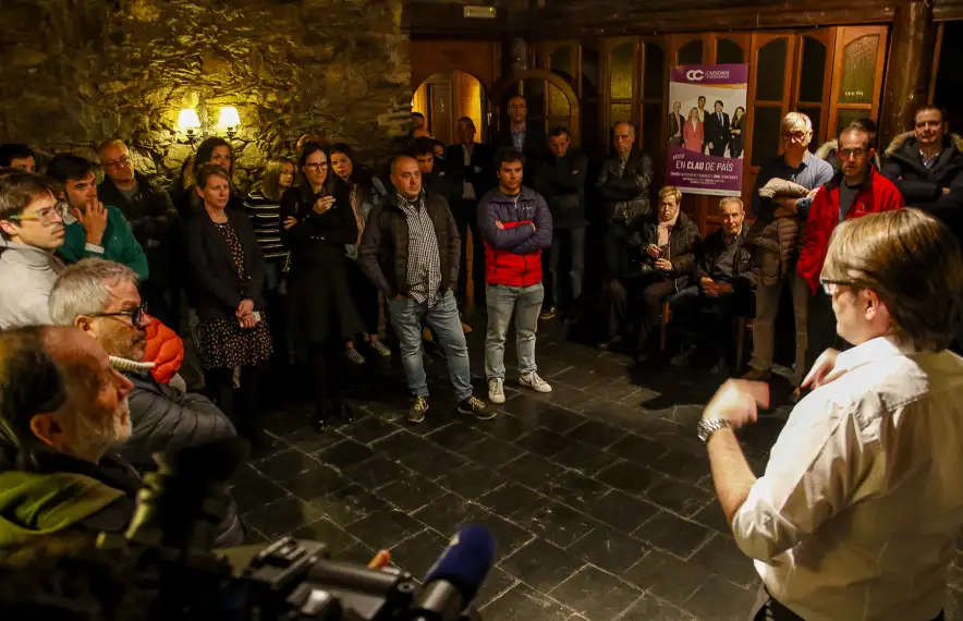 Naudi, acompanyat de la resta de candidats, va exposar el programa en una reunió amb els veïns de Sispony, Escàs i Els Plans, ahir.