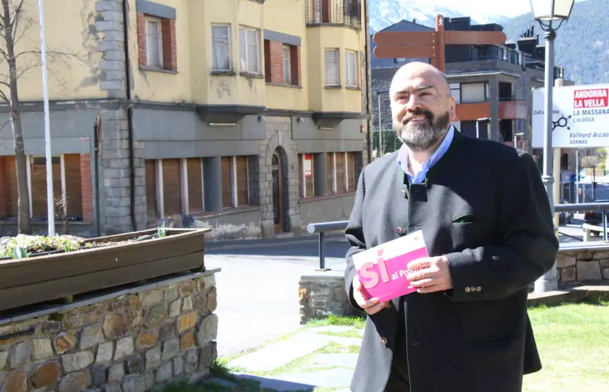 Felip Gallardo davant de l’hotel Casamanya, ahir.