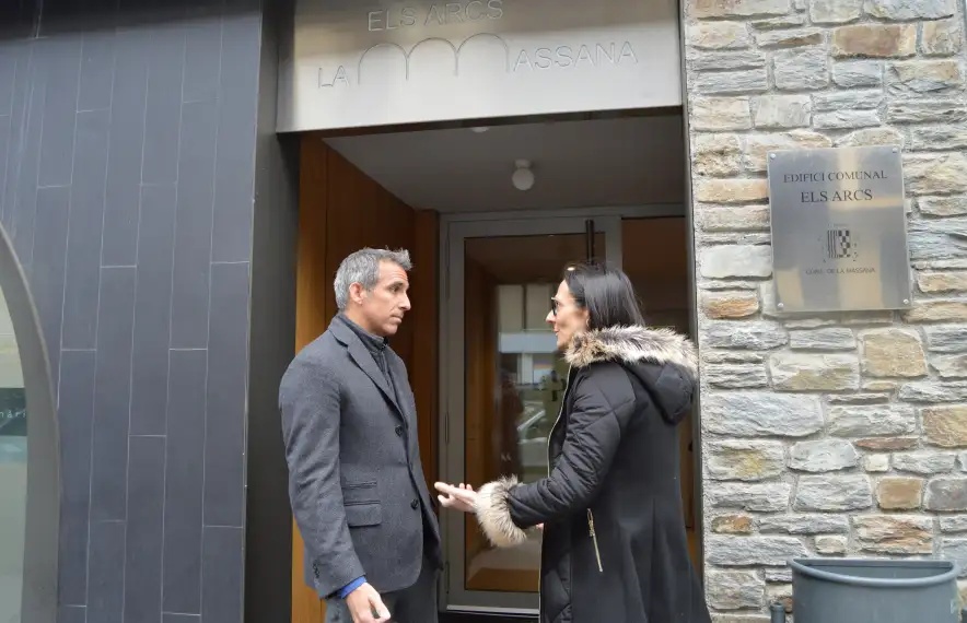 Cèsar Marquina i Ester Molné, ahir davant l’edifici Els Arcs de la Massana.