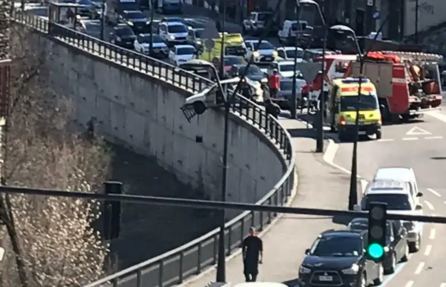 El vehicle va quedar penjat.