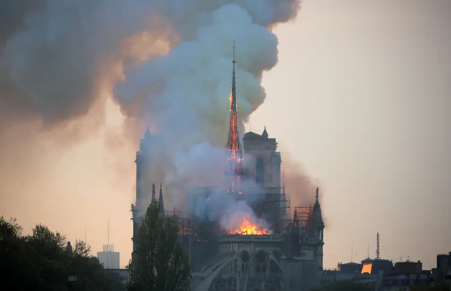 Les flames i el fum a la catedral de Notre-Dame de París, on s'ha esfondrat l'agulla central.
