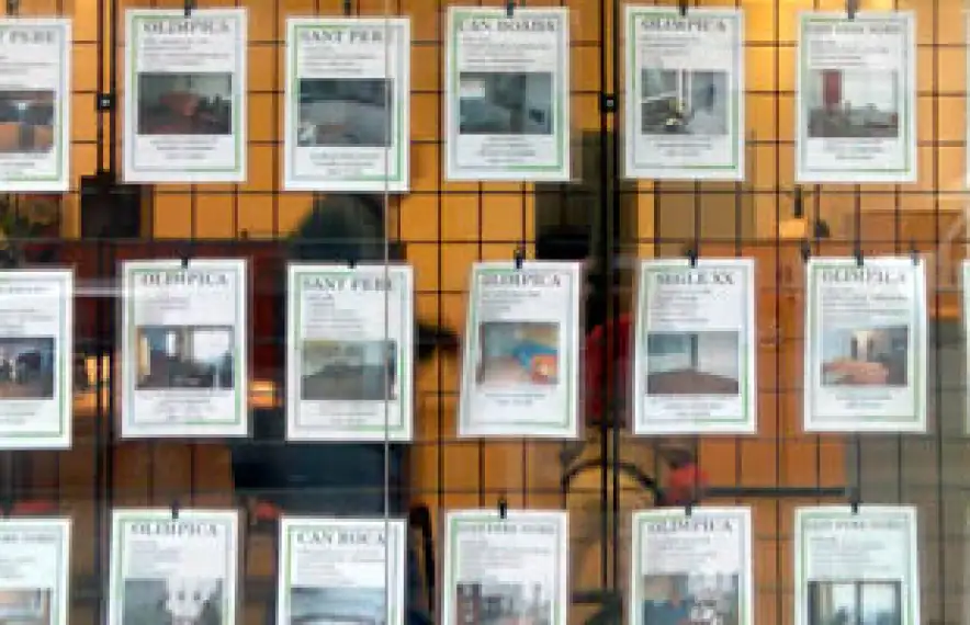 Aparadors amb oferta de pisos.