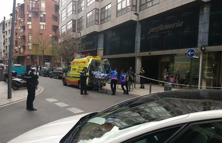 El moment que s'ha traslladat l'home amb el servei del SUM.