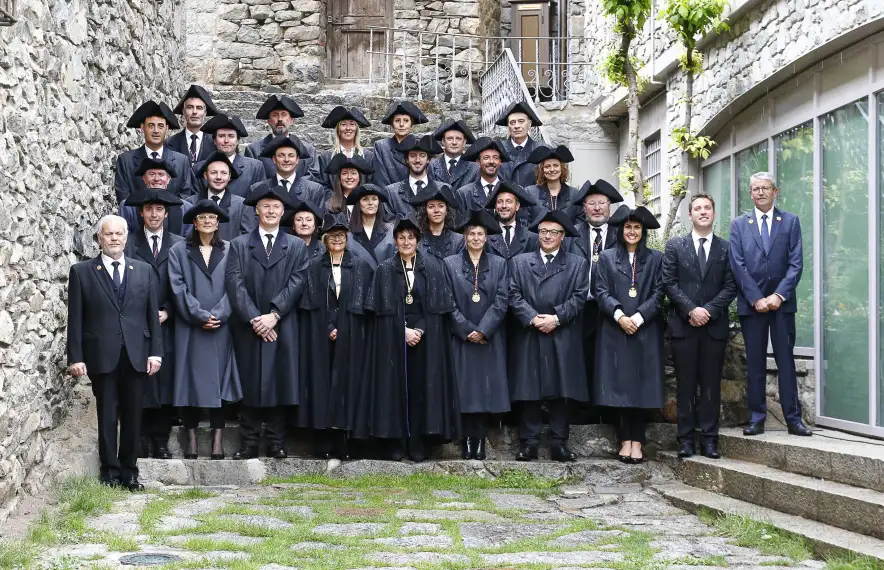 Els 28 parlamentaris després de la sessió constitutiva del Consell General en la tradicional fotografia a les escales de Casa de la Vall.