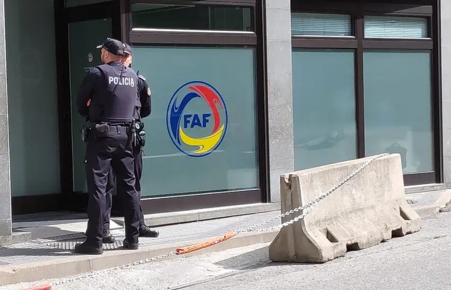 La policia a les portes de la FAF.