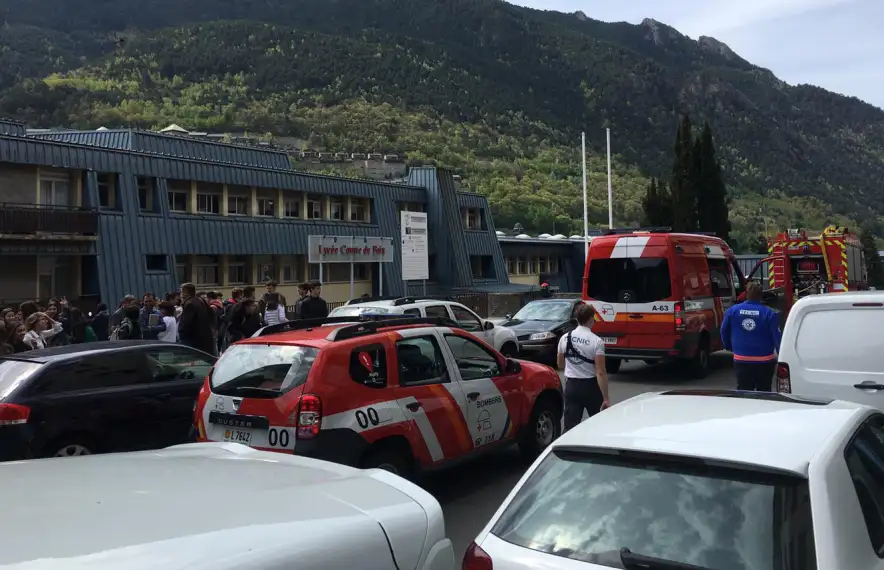 Moment en què els bombers han arribat al Lycée.