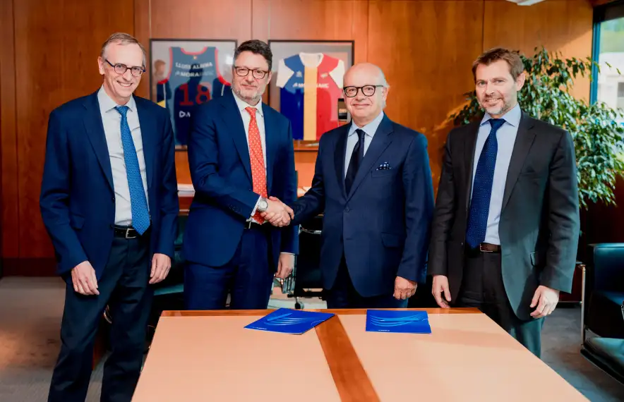 Els directius de les dues empreses durant la firma de l'acord.