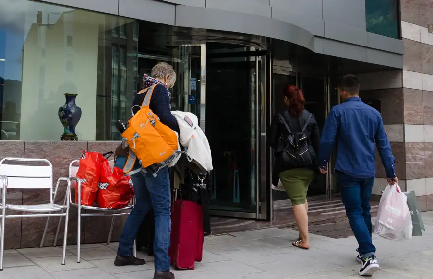 Tres turistes es disposen a entrar a un hotel d'Andorra.