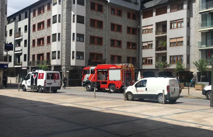 Els bombers actuant al punt on ha tingut lloc l'incendi.