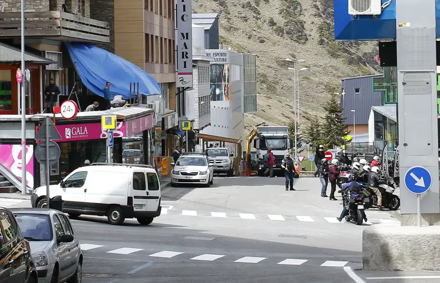 Visitants al carrer de les Abelletes del Pas de la Casa.