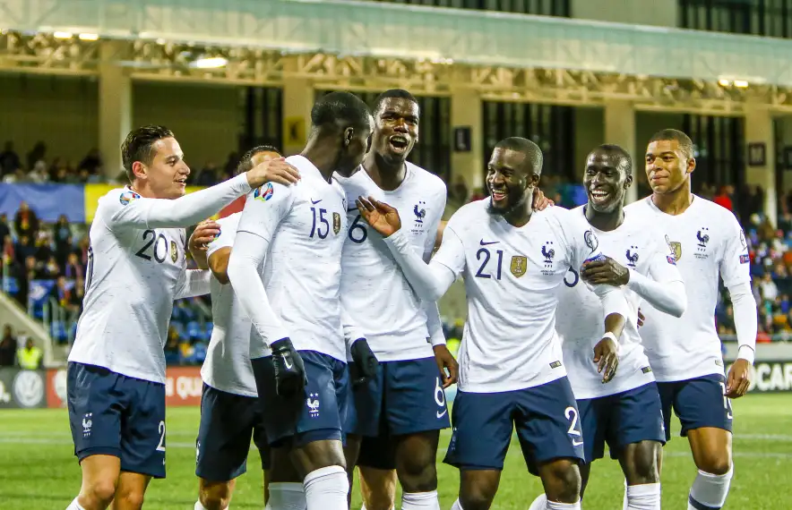 Els jugadors de França feliciten Zouma, que va tancar el marcador anotant el 4-0 al minut 15 de la segona part.
