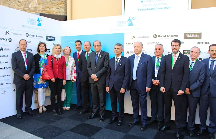 Foto de grup poc abans d'iniciar-se la segona jornada de la Trobada Empresarial al Pirineu, amb el president de la Generalitat, Quim Torra; el president de l'esdeveniment, Vicenç Voltes, i l'alcalde en funcions de la Seu d'Urgell, Albert Batalla.