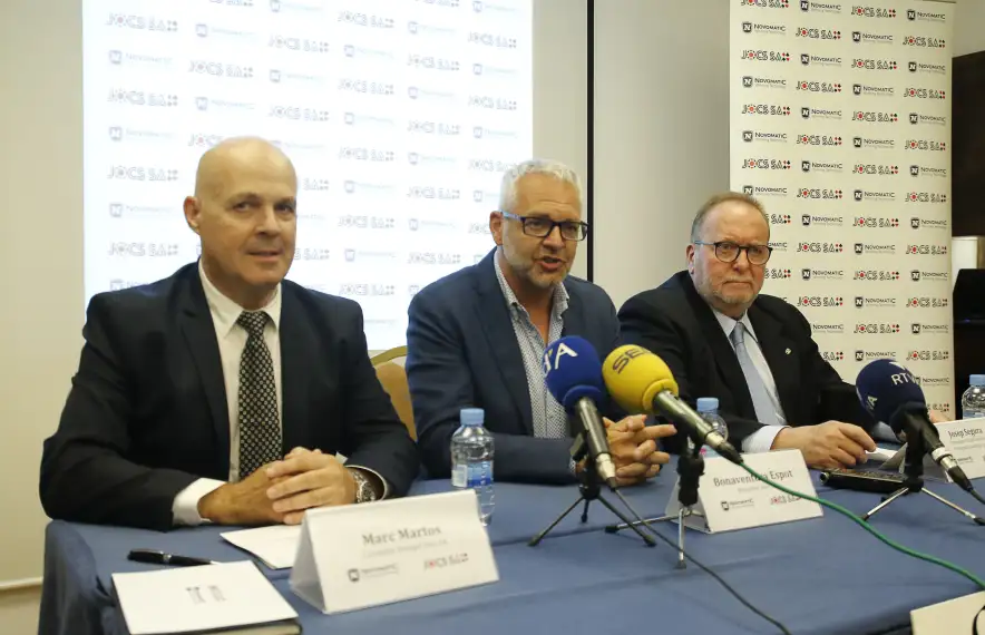 Els representants de Jocs SA després de conèixer-se que eren l’oferta guanyadora.