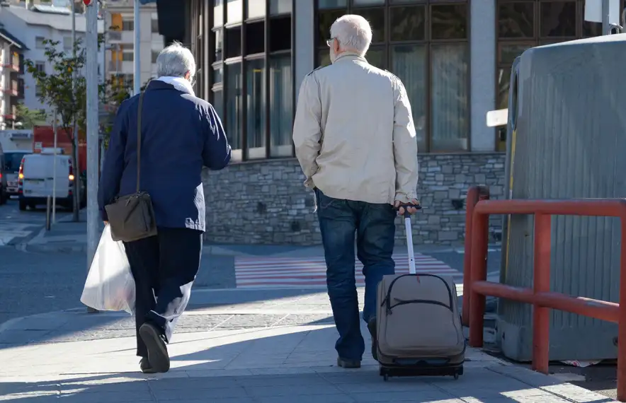 Dos turistes a Andorra la Vella.