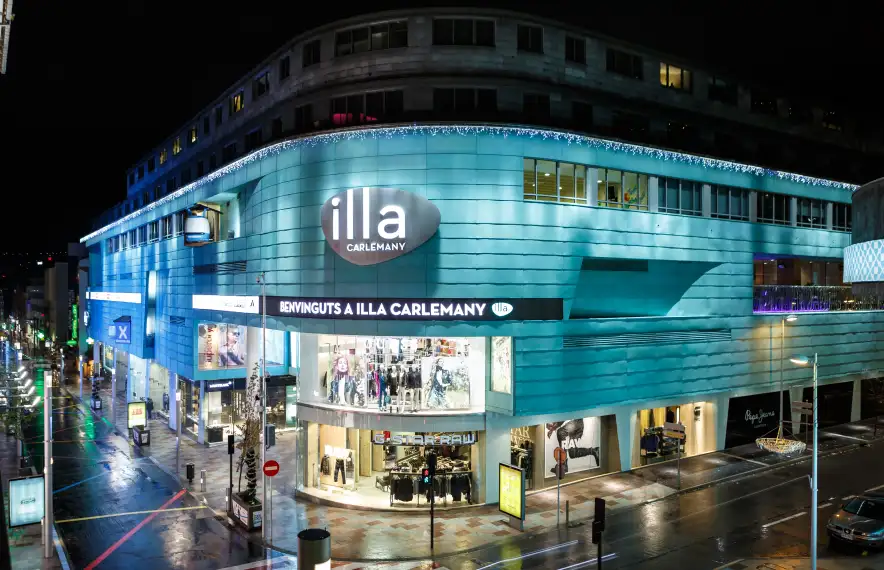 El 17 de juliol del 2009 va obrir les portes el centre comercial Illa Carlemany.