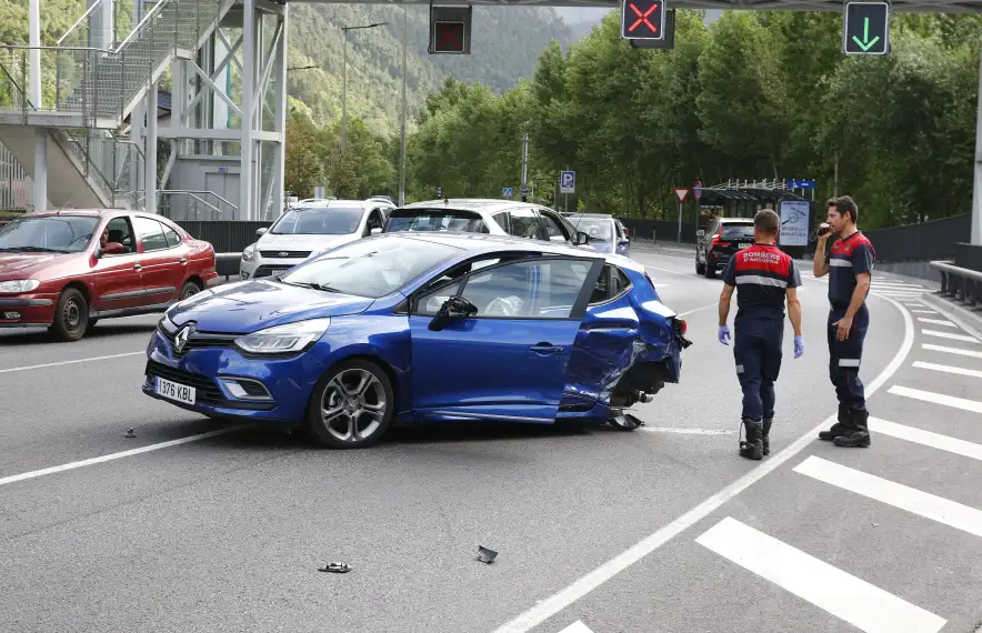 Un dels turismes accidentats ahir a l’avinguda Salou.