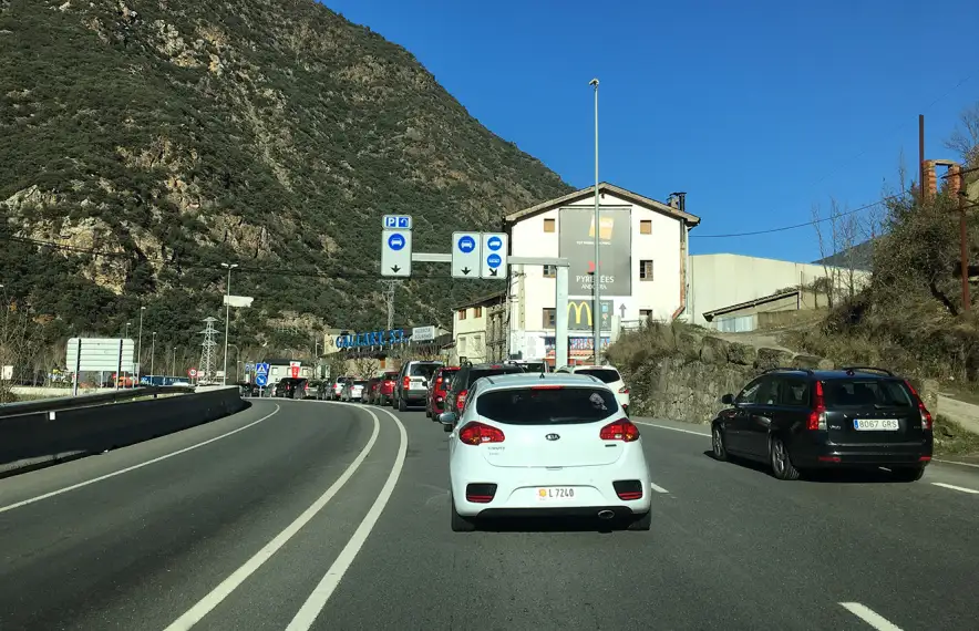 Entrada de vehicles per la frontera hispanoandorrana.
