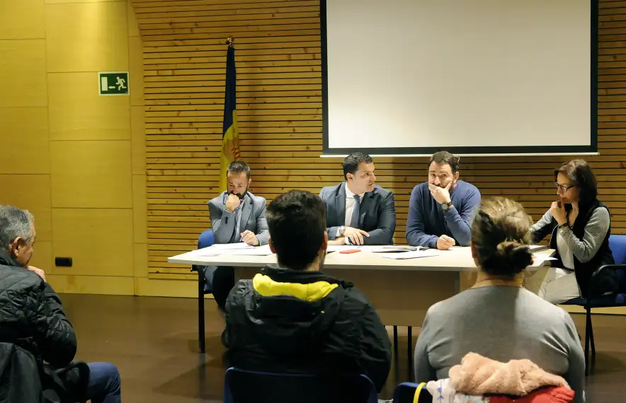 La reunió del ministre amb els comerciants va tenir lloc ahir al matí al Centre Esportiu i Sociocultural del Pas de la Casa.