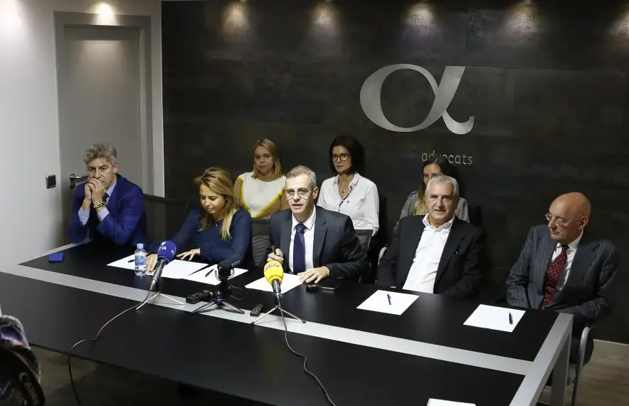 Imatge dels advocats defensors del ‘cas BPA’ que van comparèixer ahir.