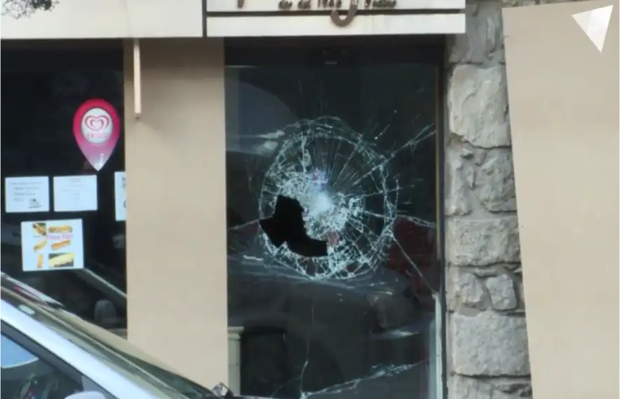 Detall de la trencadissa causada en un dels aparadors.