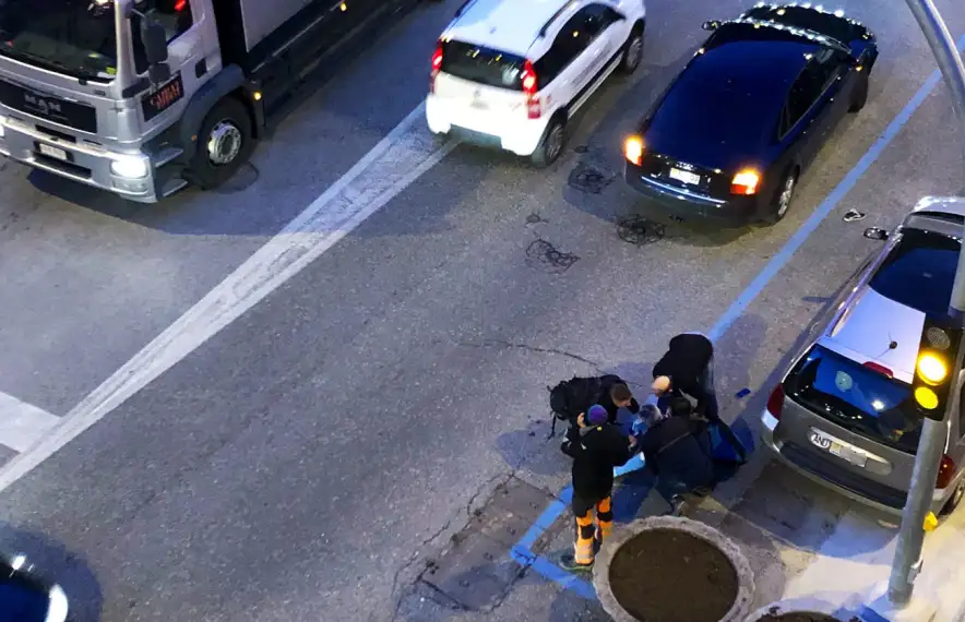 L'equip d'emergències atén la ferida després de l'atropellament.