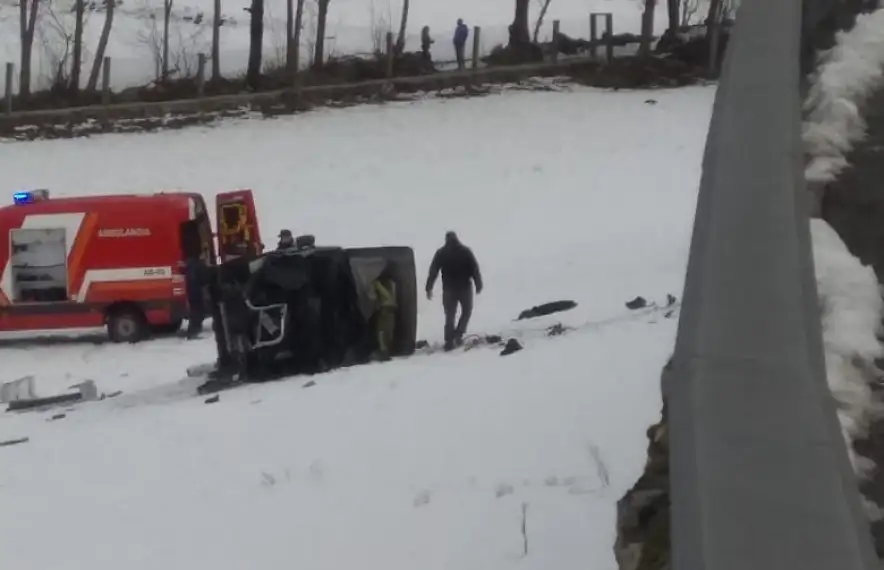 Estat en què va quedar el vehicle bolcat en un prat d’Ordino.