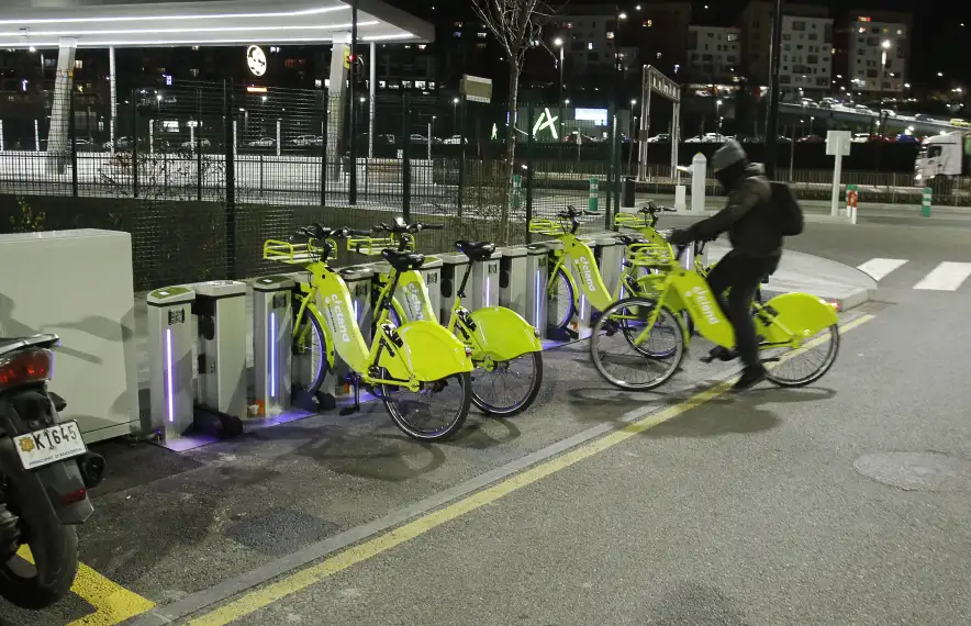 Una de les estacions del servei de bicicleta elèctrica compartida.