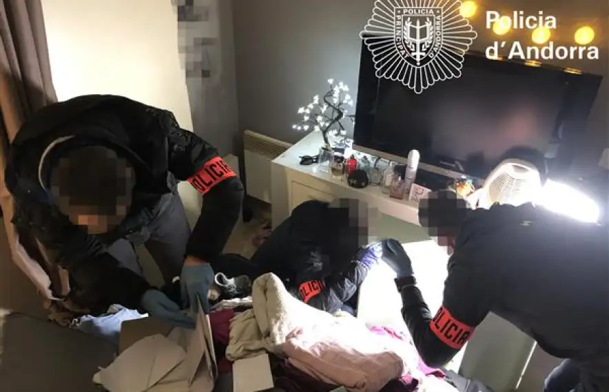 Alguns policies registrant un apartament.