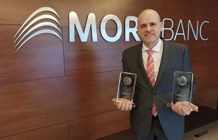 Ignasi Martín, director de l’àrea de Experiència Global de Client de MoraBanc, amb els premis.