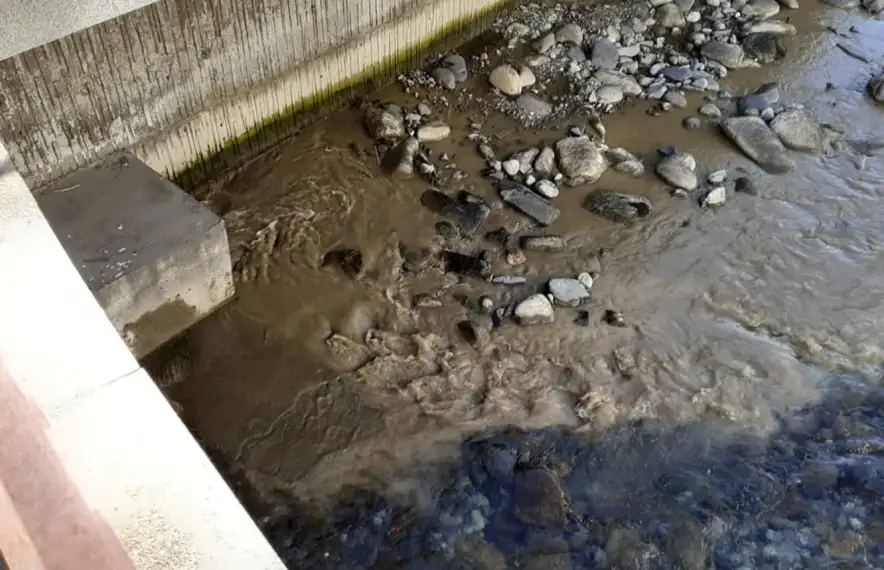 Punt del riu Valira on es podia observar ahir al migdia el vessament de terres.