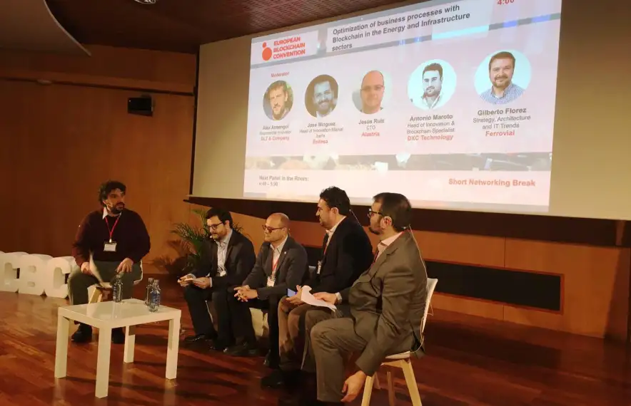 Moment de la taula rodona moderada per Àlex Armengol.