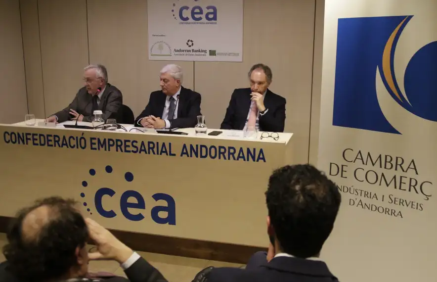 Miquel Armengol, Gerard Cadena i Francesc Mora en la compareixença conjunta d’ahir a la seu de la CEA.