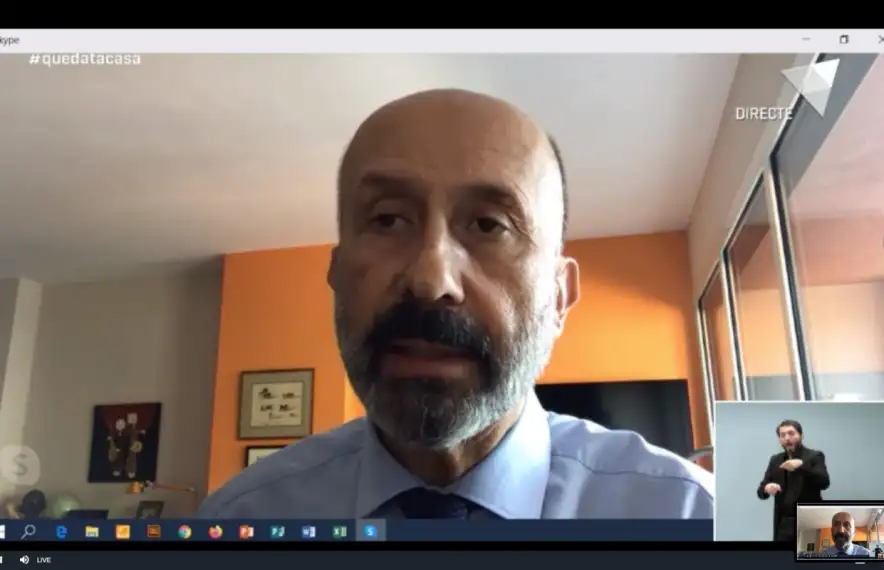 El ministre de Salut, Joan Martínez Benazet, durant la compareixença des del seu domicili.
