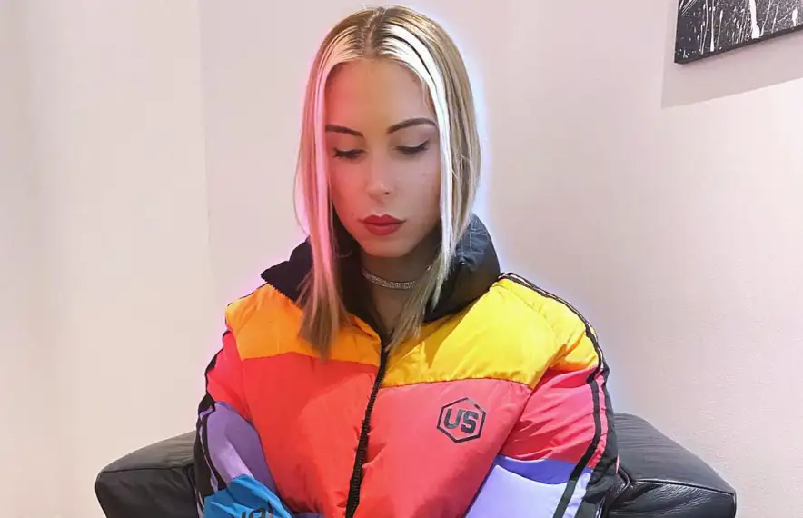 La laurediana Céline Montel, preparada ja per confinar-se al seu domicili parisenc.