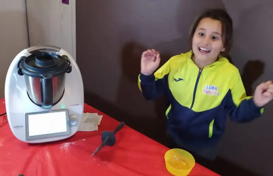 La Llura cuinant en un dels vídeos que ha fet per Instagram Live.