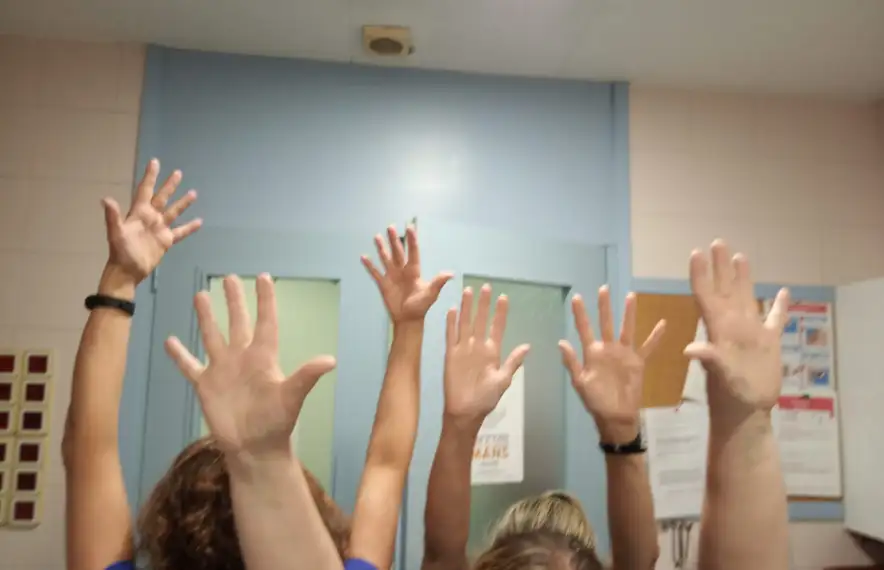 Personal del centre hospitalari, en una imatge d'arxiu, celebrant el dia mundial de la higiene de mans.