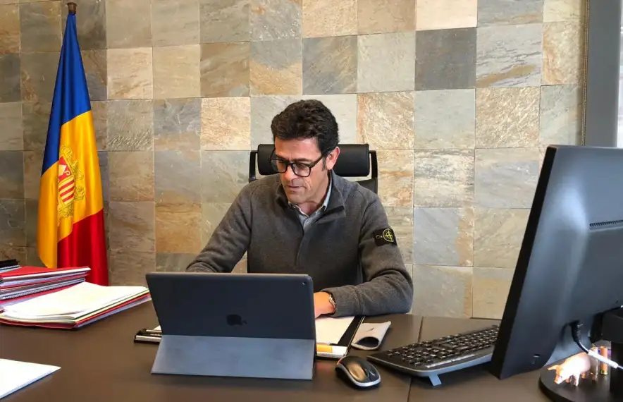 Josep Àngel Mortés treballant ahir al seu despatx del Comú d’Ordino.