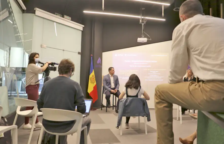 El ministre Gallardo, al fons, va presentar ahir els nous programes d’Actua Empresa.