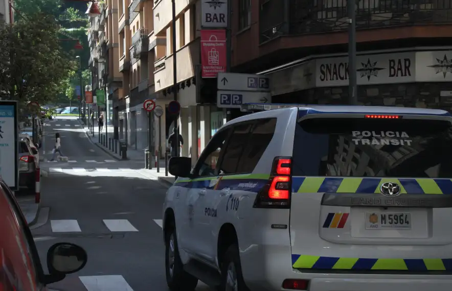 Un cotxe policial al centre d'Andorra la Vella.