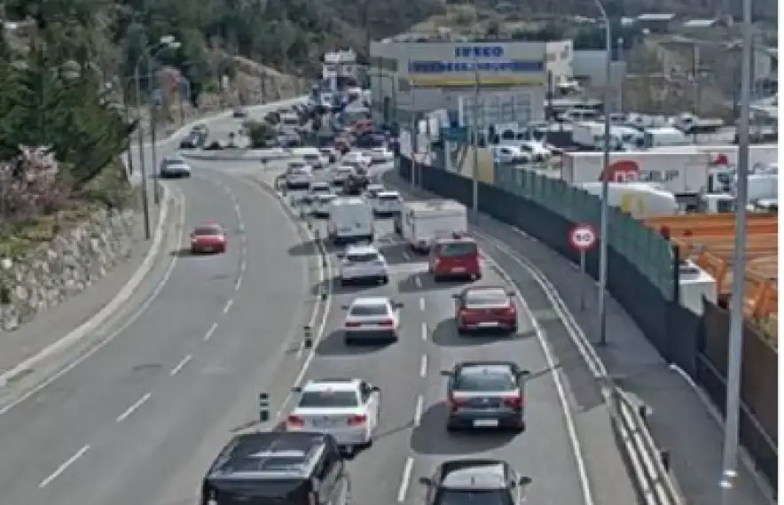 Imatge de les retencions de sortida del país en direcció a Espanya, aquest matí.