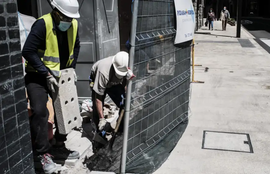 Operaris de la construcció treballant en una obra després que es reprengués l’activitat en el sector.