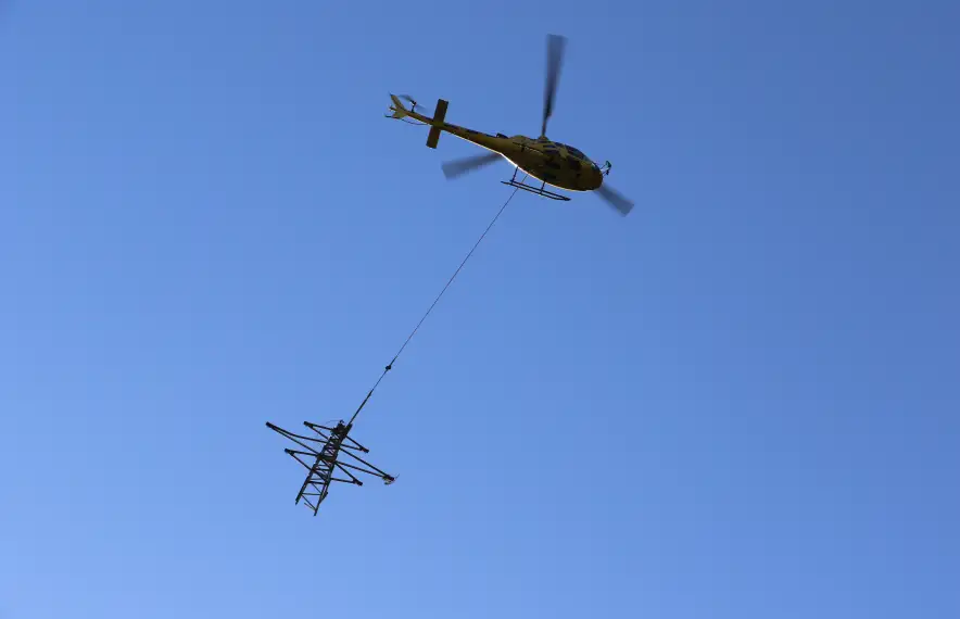La retirada de torres de mitja tensió en desús és una tasca constant de FEDA.