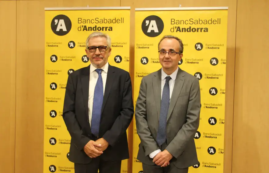 Miquel Albern, president del BancSabadell d'Andorra, juntament amb Josep Segura, director general de l'entitat.