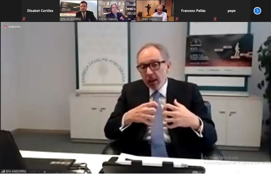 Un instant de la taula rodona que han protagonitzat el president de l'EFA, Francesc Mora; el conseller general i president de CISA Group, Carles Naudi, i el president de Grandvalira, Joan Viladomat.