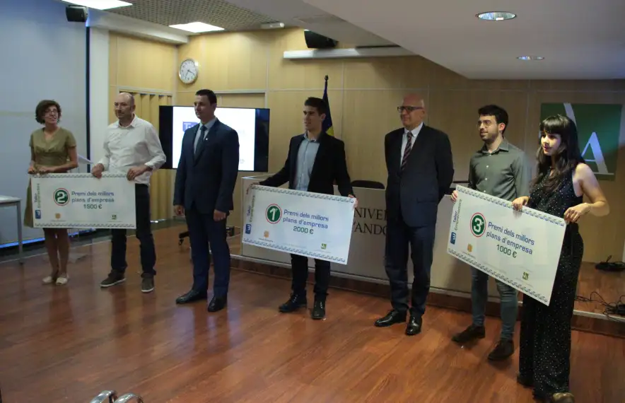 El ministre d'Economia, Jordi Gallardo, i el rector de l'UdA, Miquel Nicolau, amb els tres primers classificats del Taller d'emprenedors 2020.