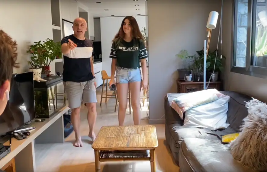 Efrem Roca i família, durant un moment de la gravació de la sèrie.