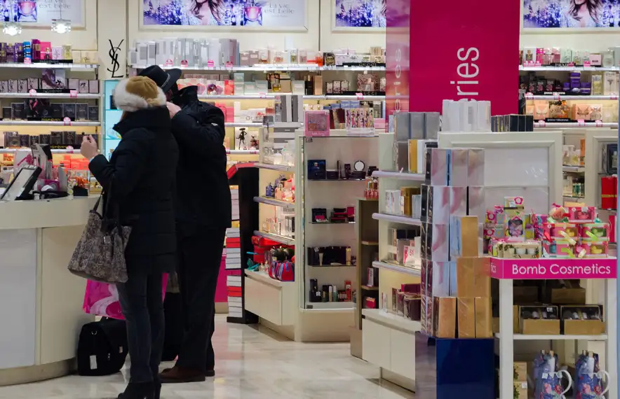 L'interior d'un establiment de perfumeria.