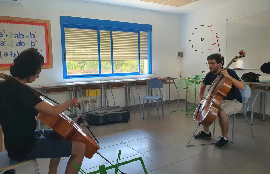 Jordi Albelda, a l’esquerra, en una de les classes de l’escola d’alt rendiment Forum Musikae.